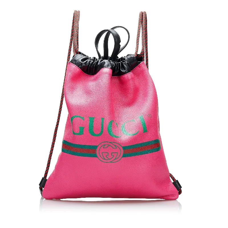 Women Gucci tote bags in GG Supreme canvas for a branded feelGucci Logo Drawstring Backpack