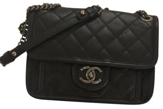 Chanel Quilted Leather Shoulder Bag for FashionistasCHANEL Quilted French Riviera Flap Bag